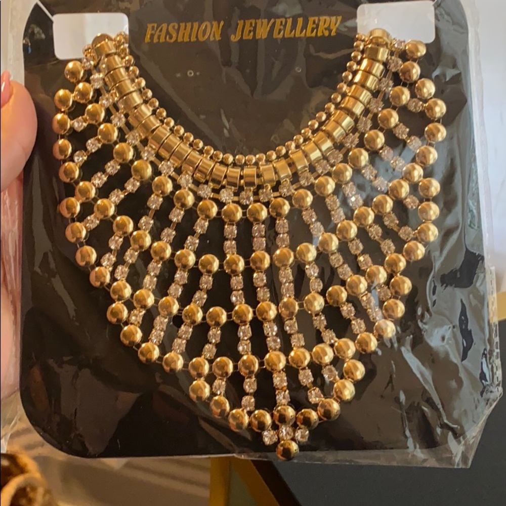🌻SOLD🌻 Beautiful gold and rhinestone necklace.